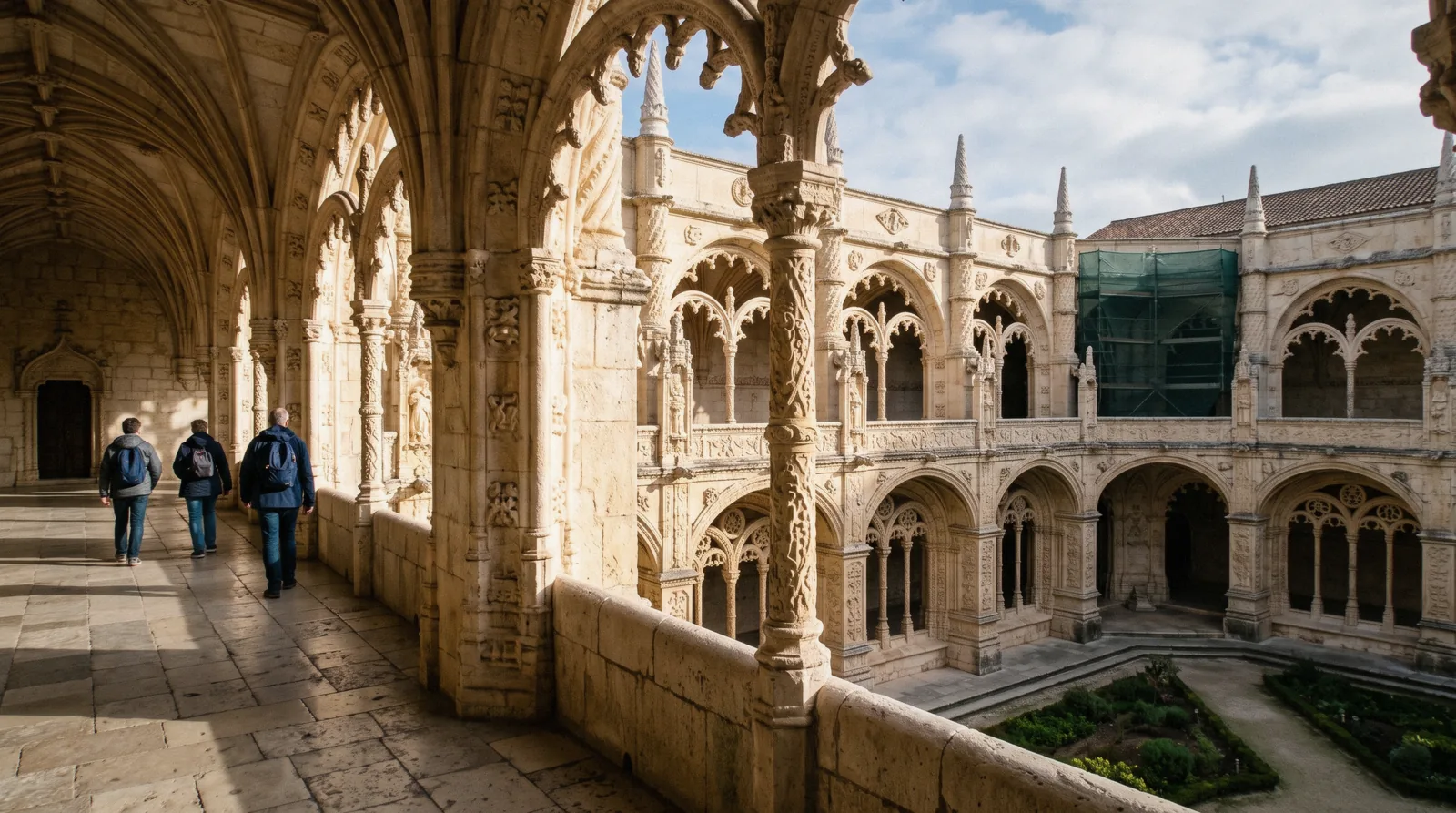 The cloister of the Jerónimos Monastery at 09:35 with the first visitors of the day under the Manueline arches, the opening stop of Lisbon in 2 days